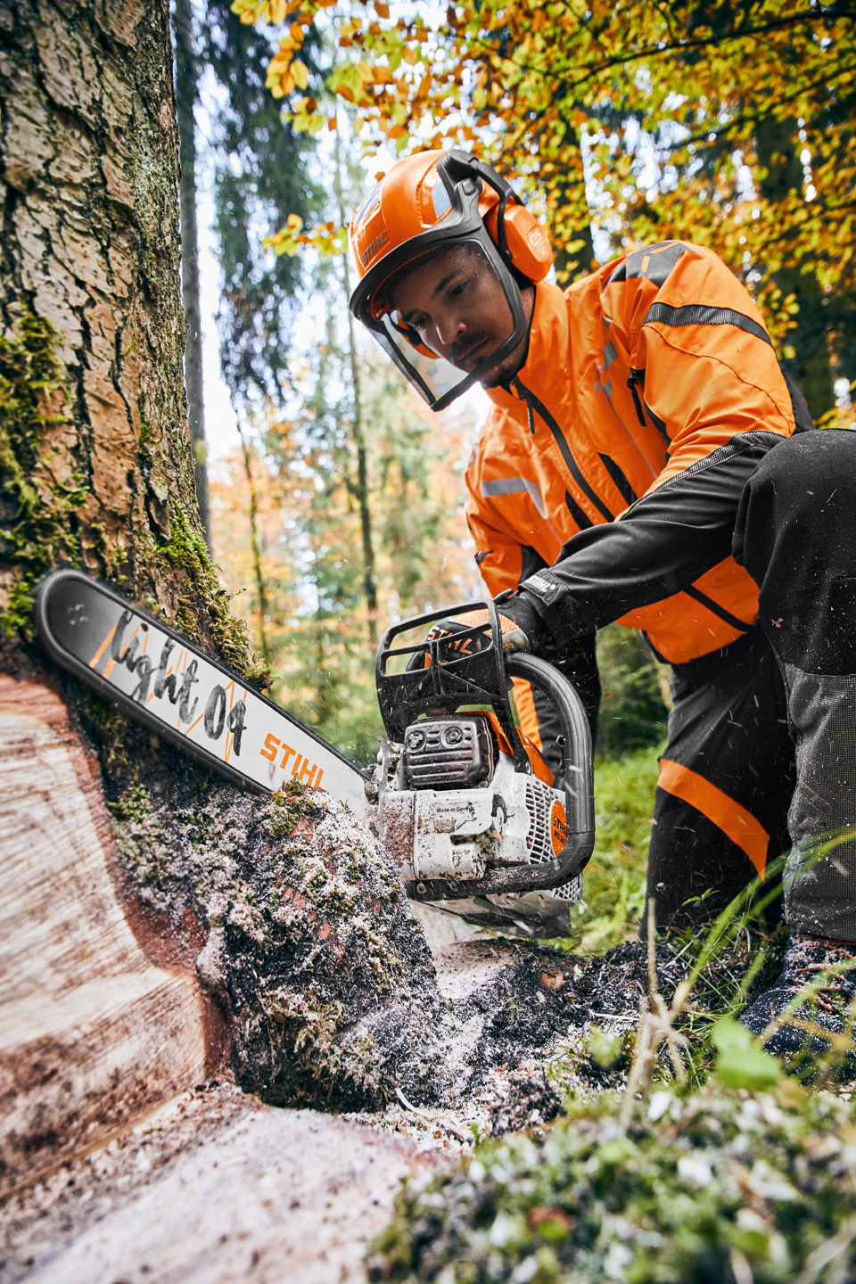 A man sawing a tree using a STIHL MS 261 C-M petrol chainsaw with a Light 04 guide bar