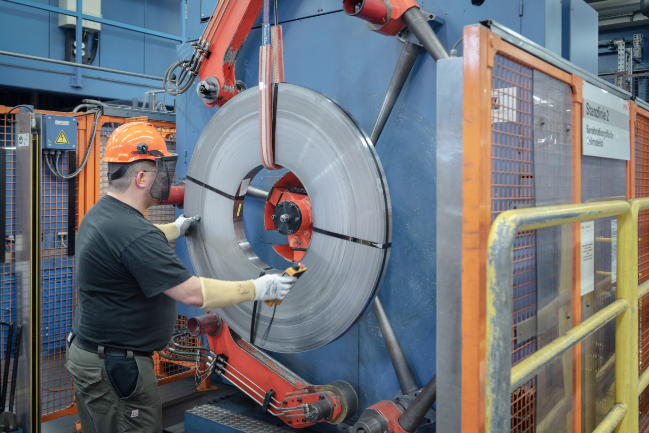 A man wearing protective equipment working on a machine for bar production at STIHL 