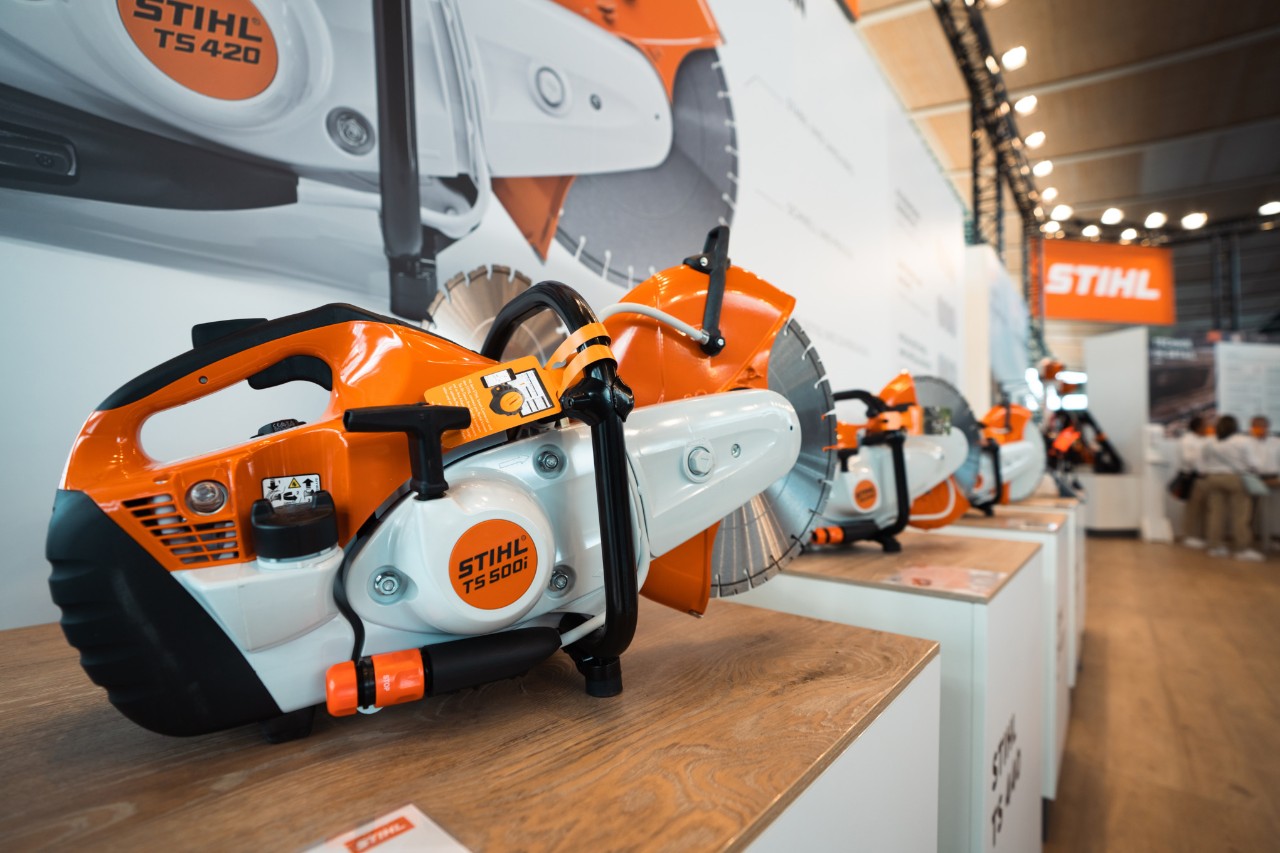STIHL gasoline cut-off machines, including the TS 500i and TS 420, at an indoor trade show booth