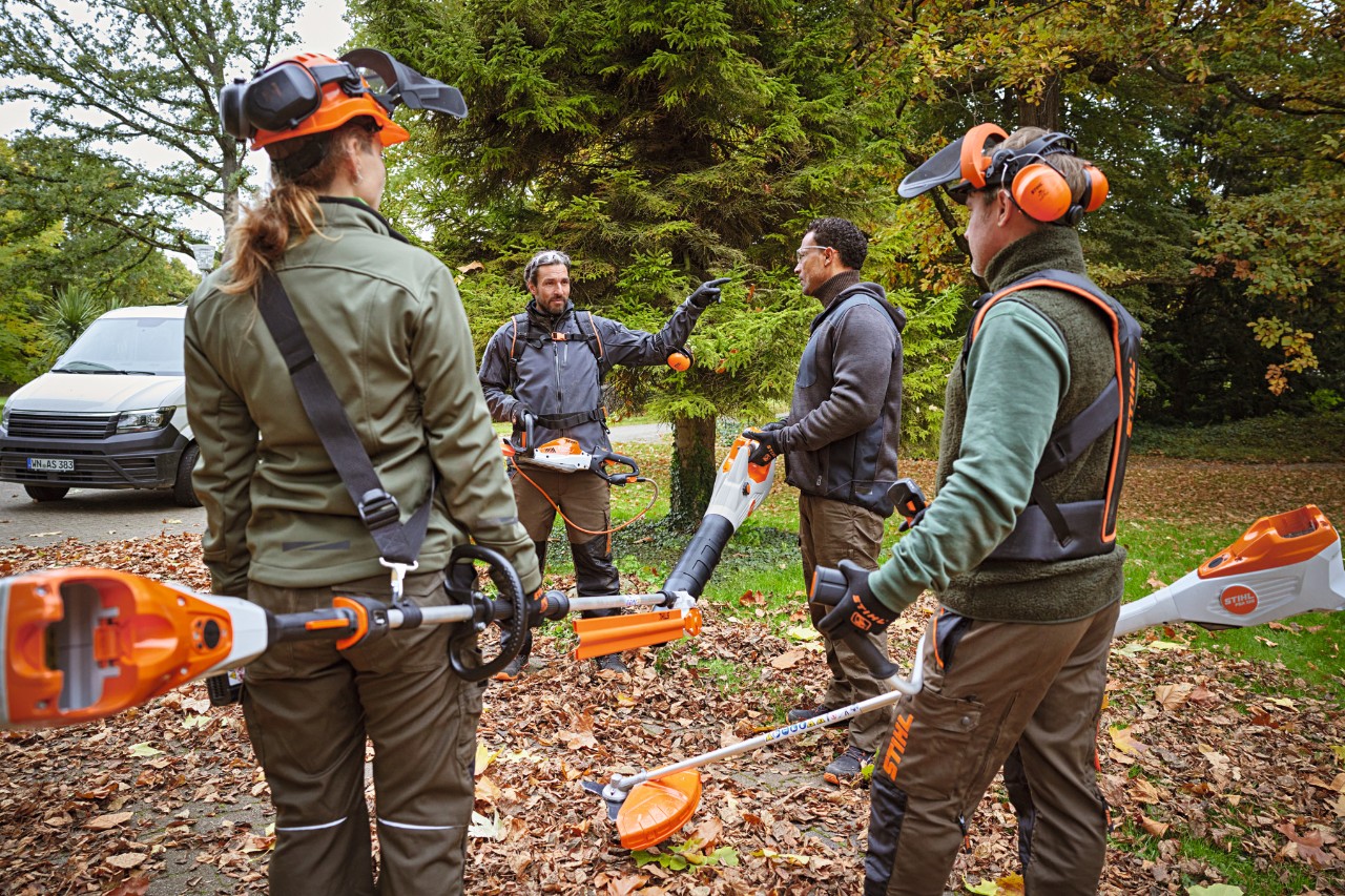 Workers with STIHL tools