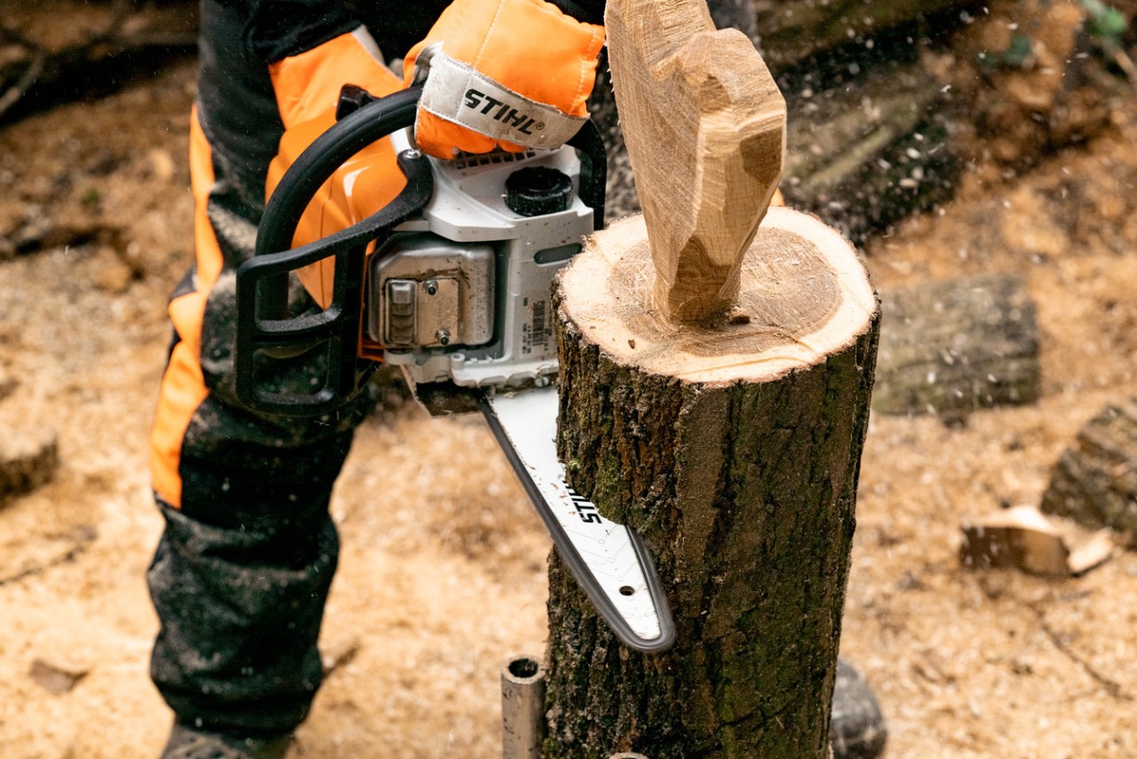 The wooden heart ornament being separated from the rest of the log with a STIHL MS 170 petrol chainsaw