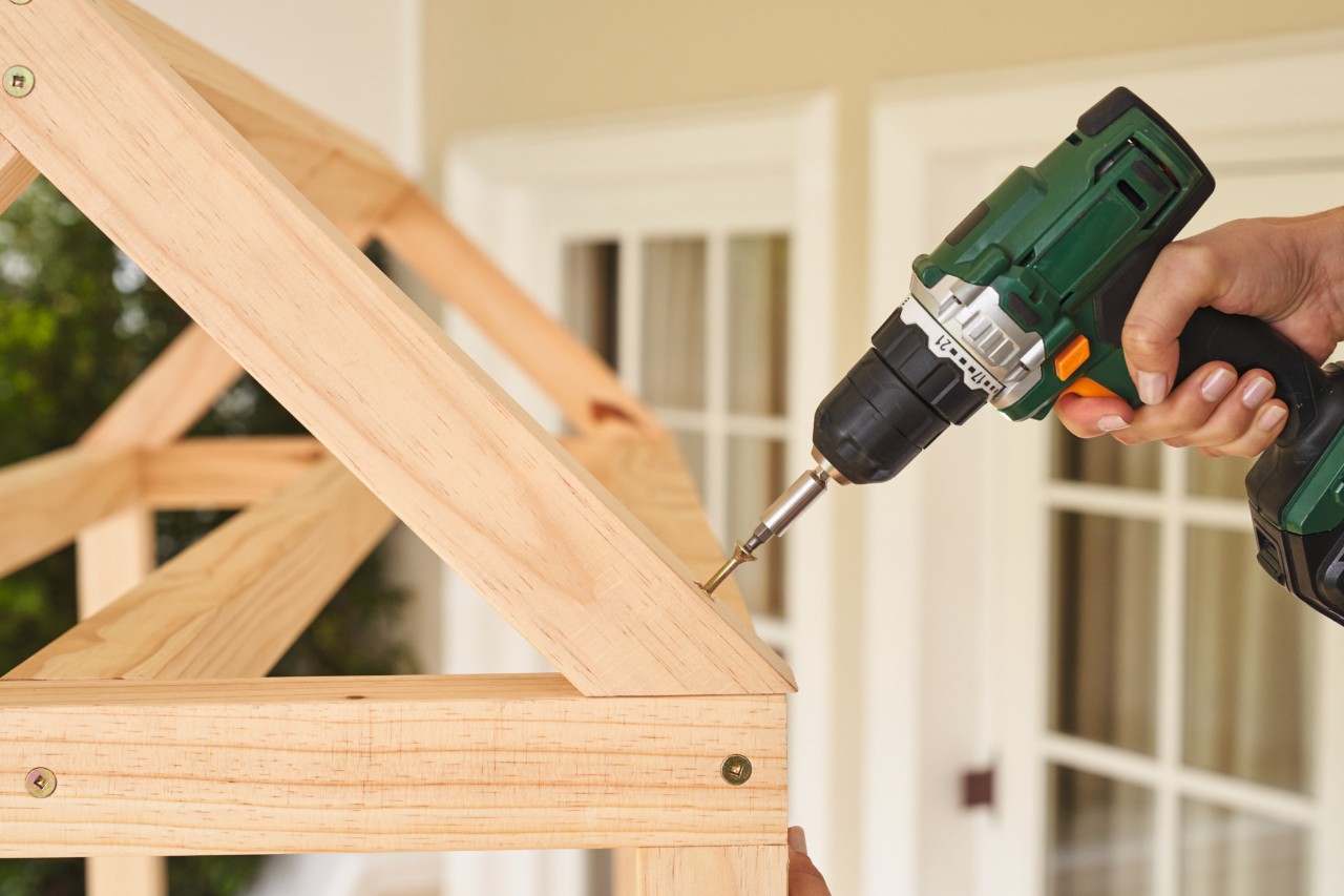 Close-up of how the upper roof structure for a greenhouse is screwed on
