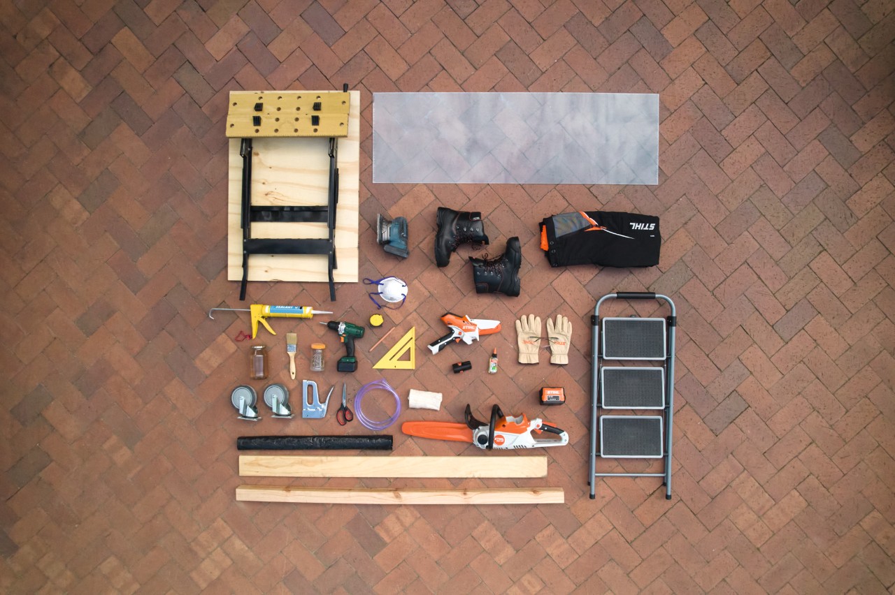 Properly sorted material and tools to build your own tomato house