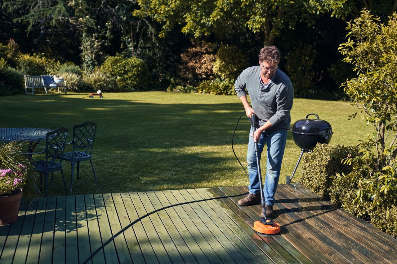 A man cleaning a terrace with a STIHL RA 82 surface cleaner