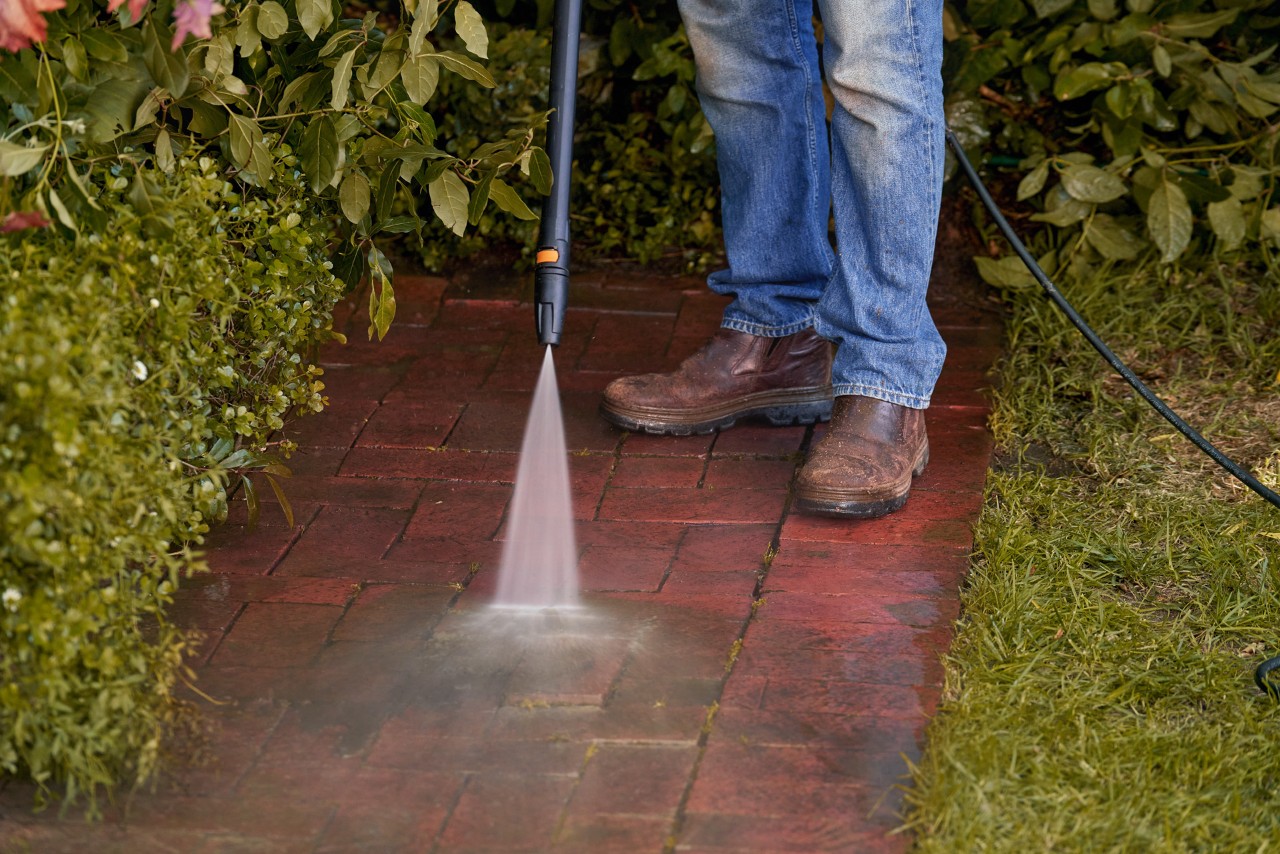 Cleaning paving stones in the garden with a STIHL RE 110 high-pressure cleaner