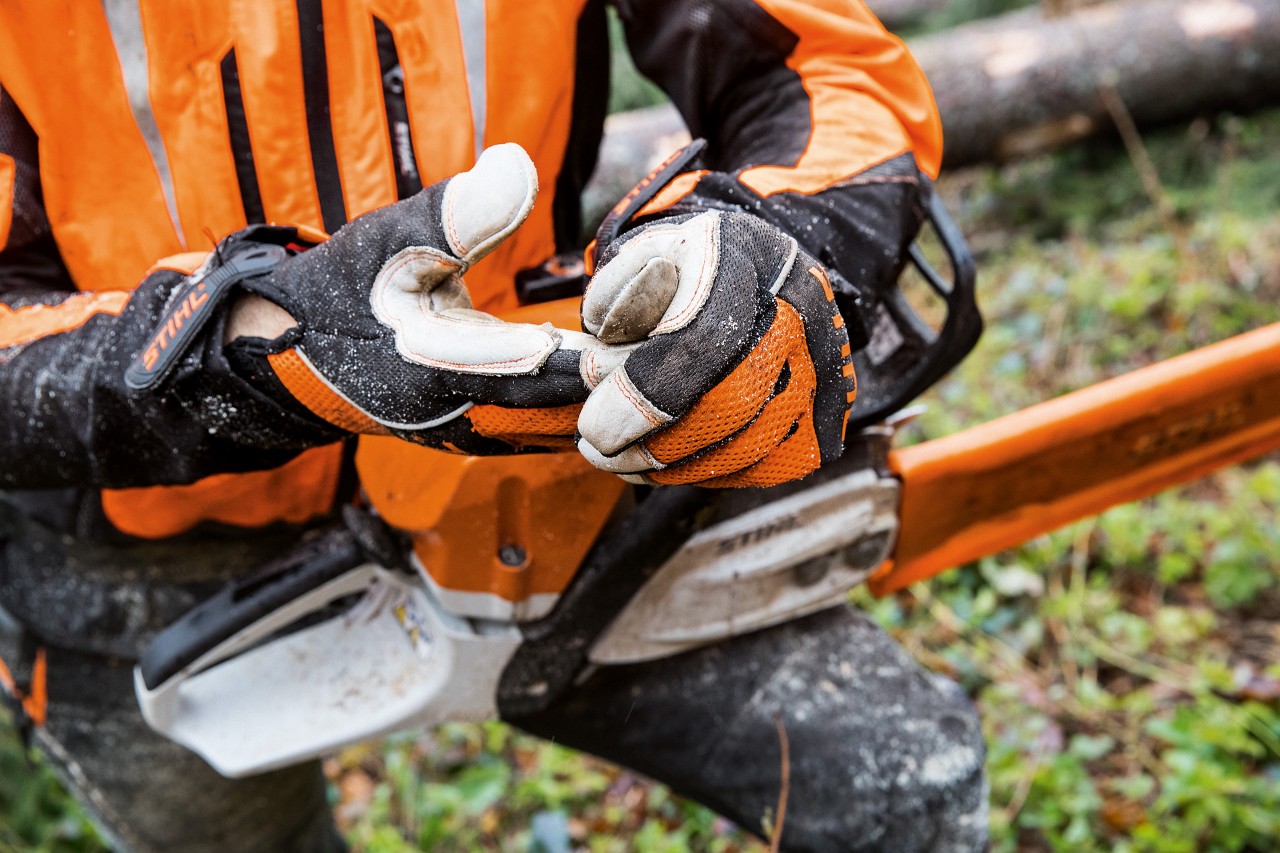 Protective clothing with STIHL ADVANCE Ergo MS protective gloves for working with a chainsaw