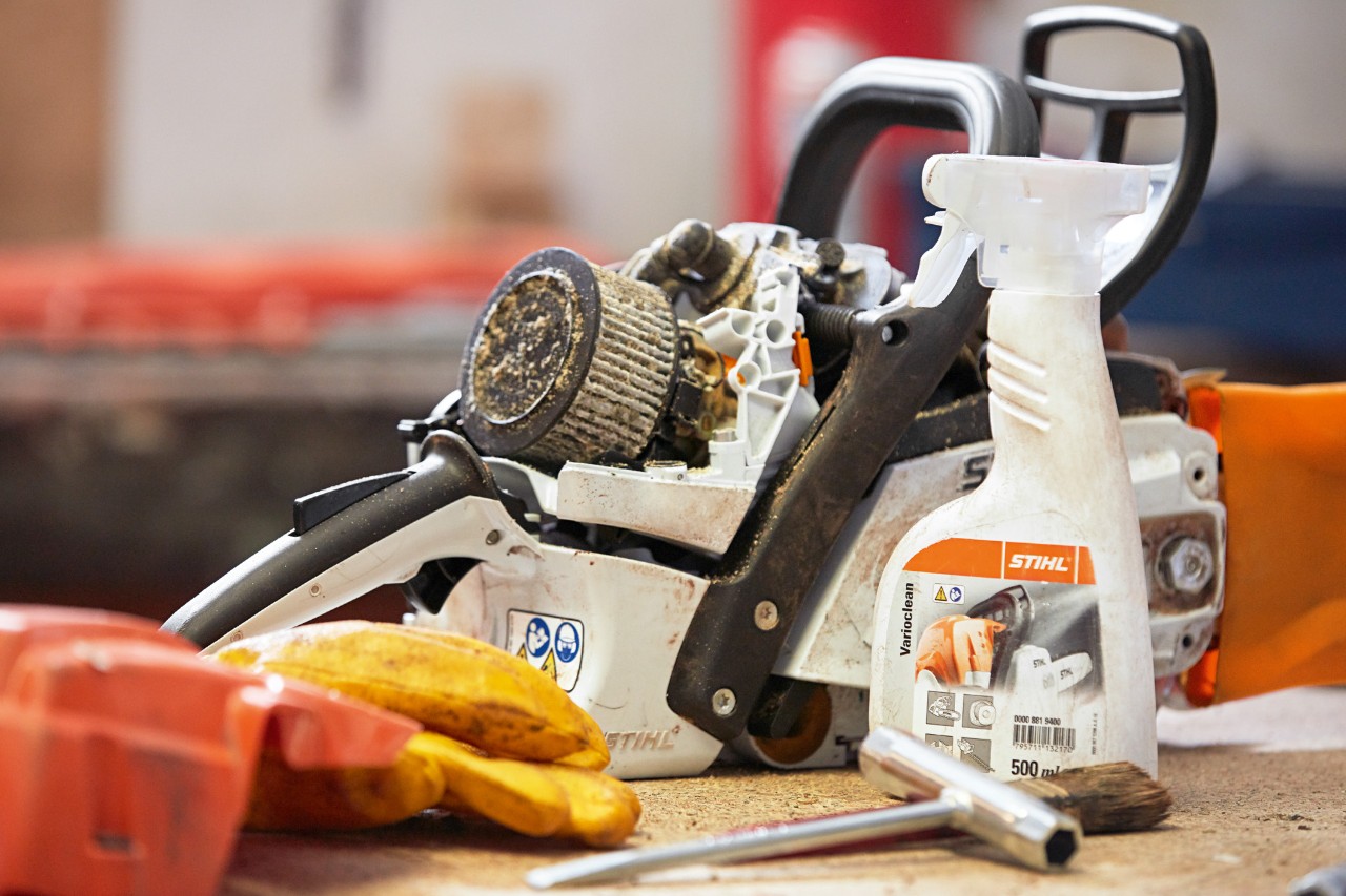 STIHL Varioclean cleaner next to STIHL chain saw on workbench