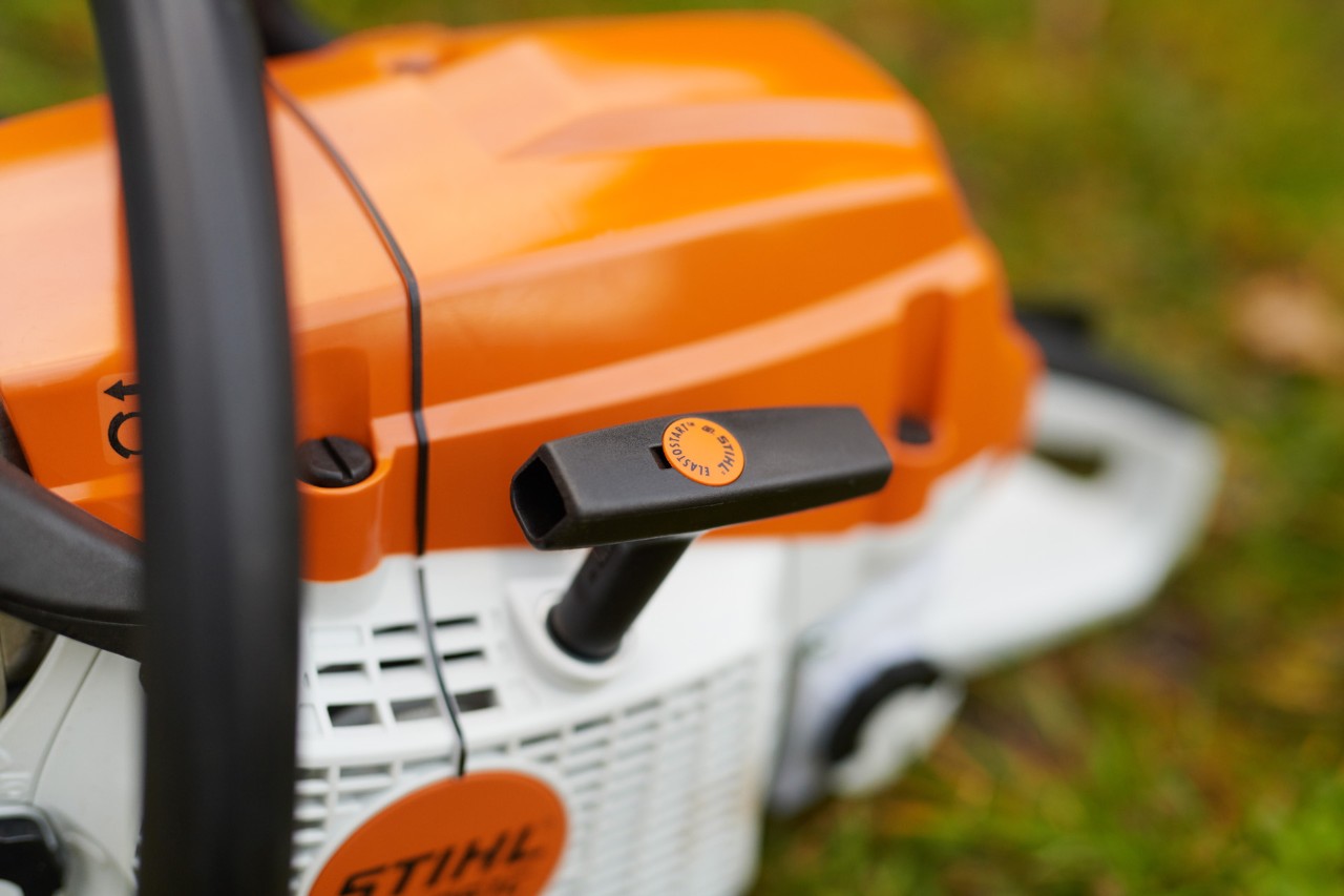 Close-up of the starter grip on a STIHL MS 261 C-M petrol chainsaw with M-Tronic and ElastoStart.
