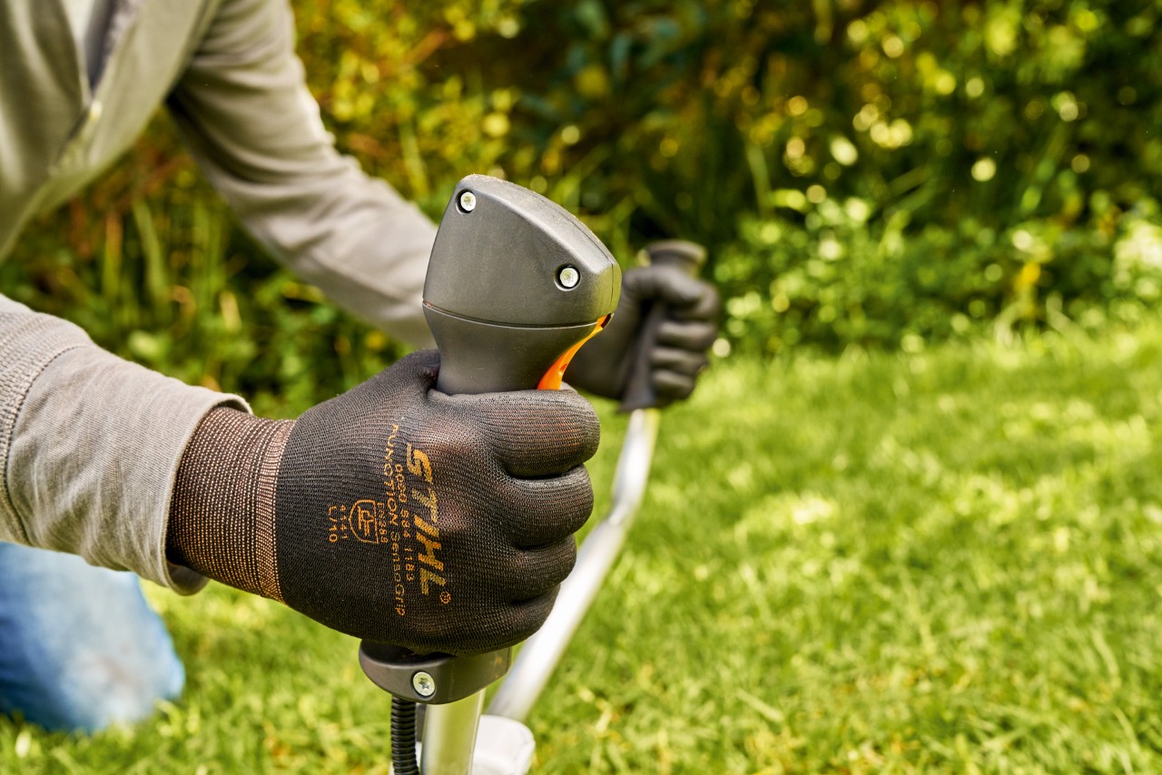 A man initially starting the engine of the STIHL FS 91 petrol brushcutter