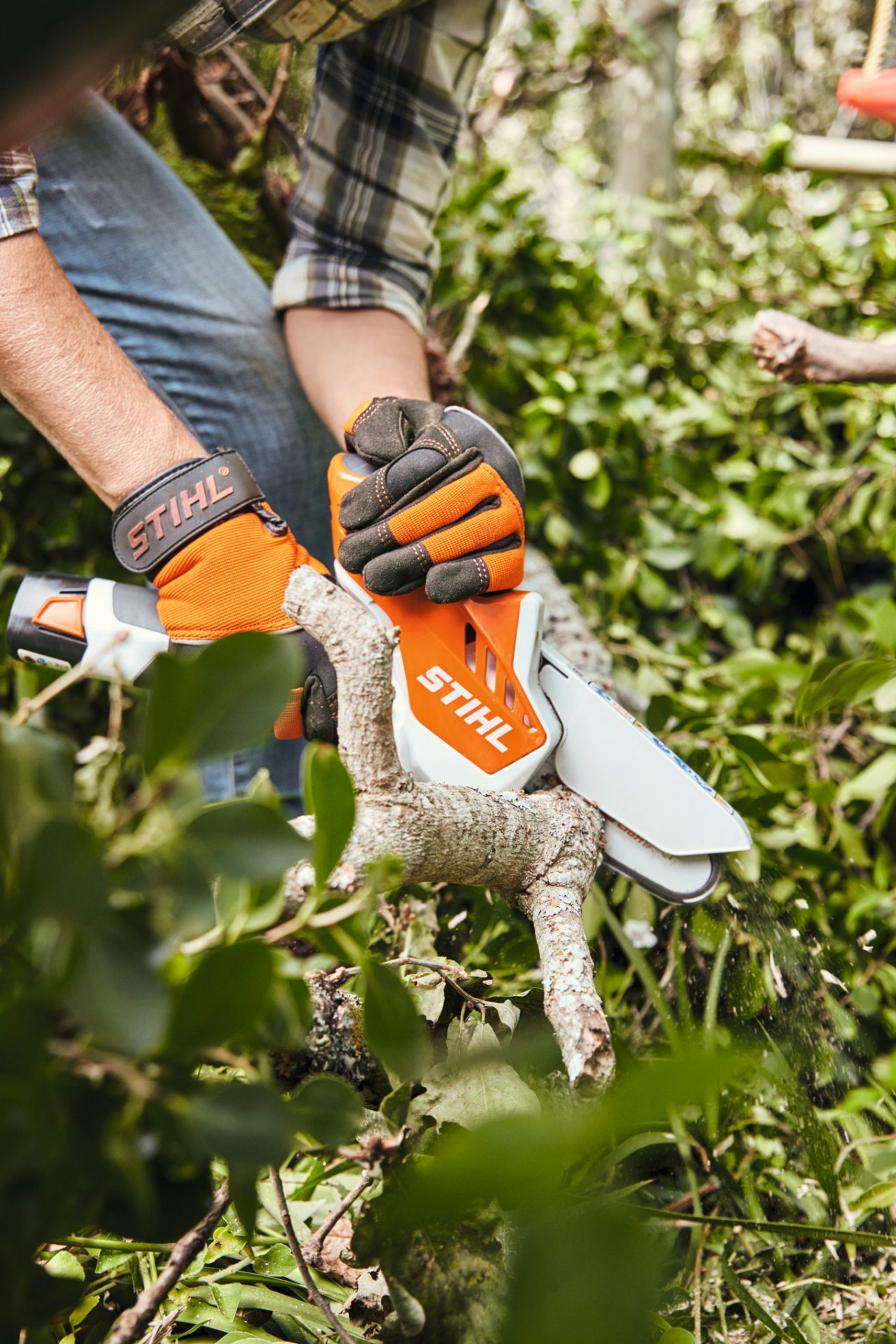 Hedge stems being cut with a STIHL GTA 26 cordless garden pruner